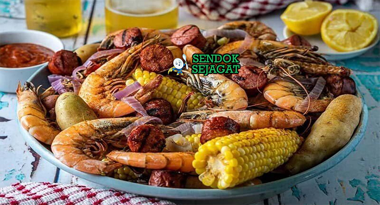 Frogmore Stew sosis jagung udang kentang kuah gurih di koran saji