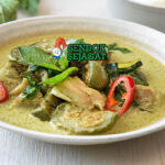 Gaeng Keow Wan Gai kuah hijau pekat ayam terong baby corn thai basil daun jeruk di mangkuk putih