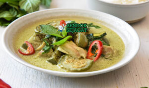 Gaeng Keow Wan Gai Pedas Wangi Khas Thailand Gaeng Keow Wan Gai kuah hijau pekat ayam terong baby corn thai basil daun jeruk di mangkuk putih