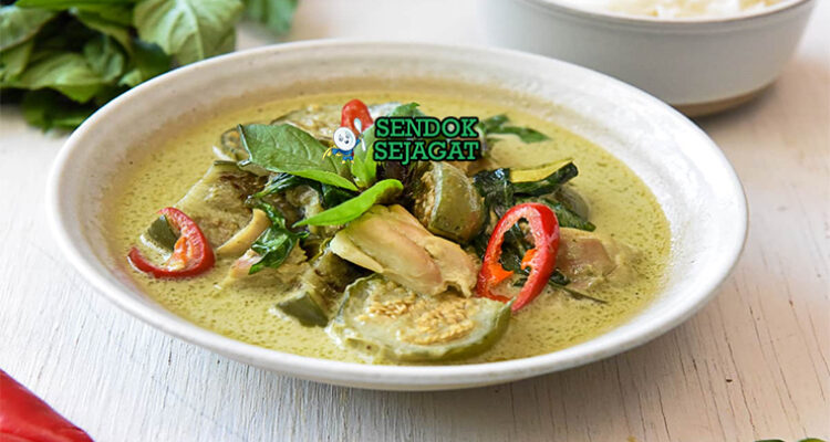Gaeng Keow Wan Gai kuah hijau pekat ayam terong baby corn thai basil daun jeruk di mangkuk putih