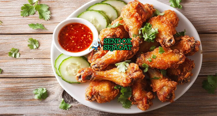 Gai Tod ayam golden renyah saus pedas cabai di piring saji