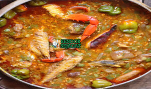 Gombo Sauce Lendir Nagih Khas Afrika Barat Gombo Sauce okra kental hijau-merah ikan asap kepiting udang daun ugu di mangkuk besar