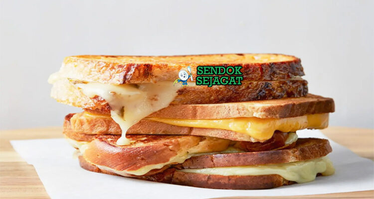 Grilled Cheese Sandwich roti garing keju meleleh potong diagonal dengan sup tomat
