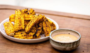 Grilled Corn Ribs Smoky Manis Khas Amerika Grilled Corn Ribs jagung potong belah panggang paprika mentega lime di piring saji