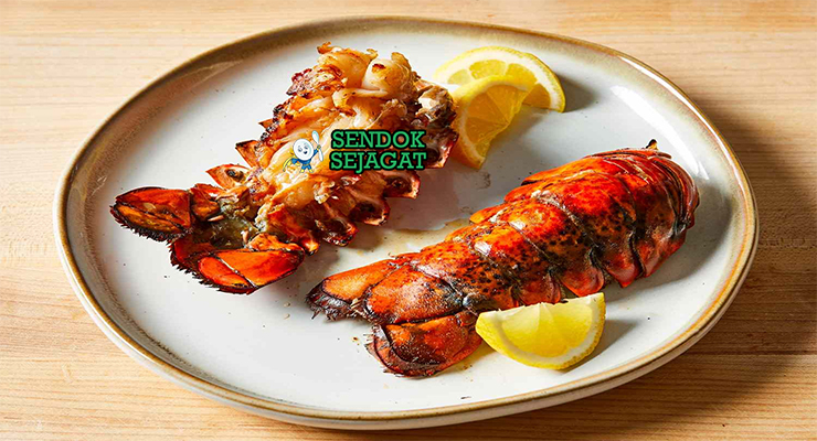 Grilled Lobster Tails ekor lobster panggang mentega lemon parsley dengan sup samping