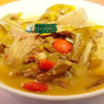 Gulai Pliek U kuah cokelat pekat nangka muda daun melinjo cabe hijau ikan teri di mangkuk besar