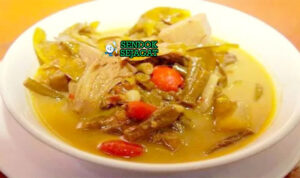 Gulai Pliek U kuah cokelat pekat nangka muda daun melinjo cabe hijau ikan teri di mangkuk besar