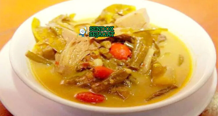 Gulai Pliek U kuah cokelat pekat nangka muda daun melinjo cabe hijau ikan teri di mangkuk besar