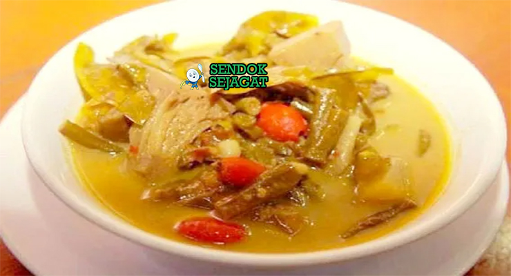 Gulai Pliek U kuah cokelat pekat nangka muda daun melinjo cabe hijau ikan teri di mangkuk besar