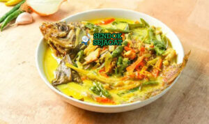 Gulai Taboh Ikan kuah santan kuning ikan kakap tempoyak kelapa sangrai cabe utuh di mangkuk