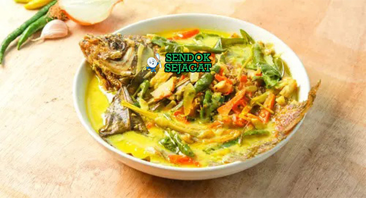 Gulai Taboh Ikan kuah santan kuning ikan kakap tempoyak kelapa sangrai cabe utuh di mangkuk