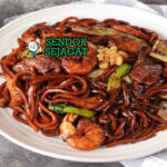 Hokkien Mee mie kuah gelap udang daging bawang di mangkuk saji