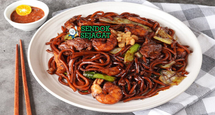 Hokkien Mee mie kuah gelap udang daging bawang di mangkuk saji