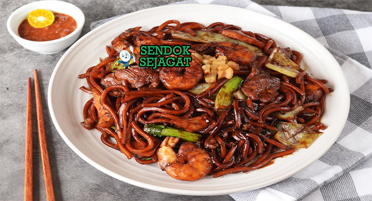 Hokkien Mee mie kuah gelap udang daging bawang di mangkuk saji