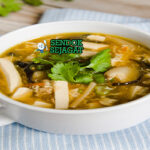 Hot and Sour Soup kental jamur tahu telur ribbon di bowl saji