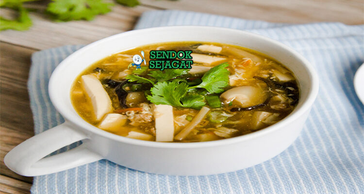 Hot and Sour Soup kental jamur tahu telur ribbon di bowl saji
