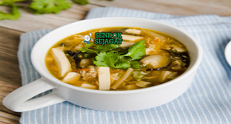 Hot and Sour Soup kental jamur tahu telur ribbon di bowl saji