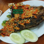 Ikan Bakar Manado tuna utuh rica dabudabu tomat hijau di daun pisang