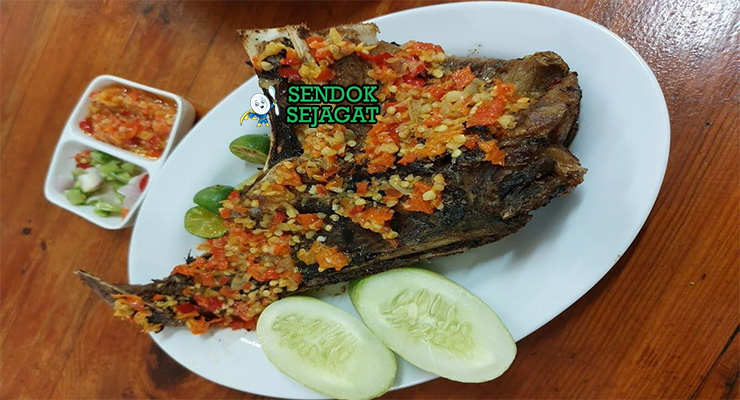Ikan Bakar Manado tuna utuh rica dabudabu tomat hijau di daun pisang
