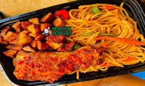 Jollof Spaghetti Pedas Party Khas Nigeria Jollof Spaghetti merah pekat ayam goreng sosis udang paprika scotch bonnet di piring besar