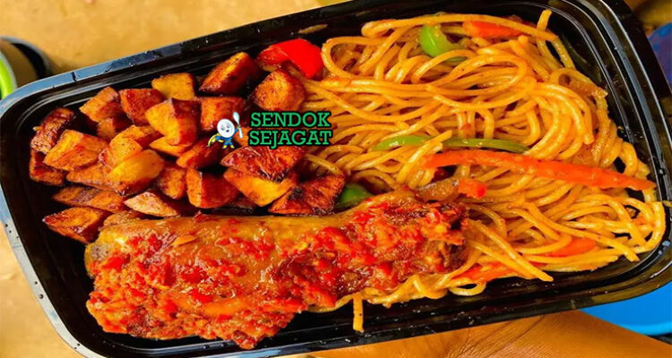 Jollof Spaghetti merah pekat ayam goreng sosis udang paprika scotch bonnet di piring besar