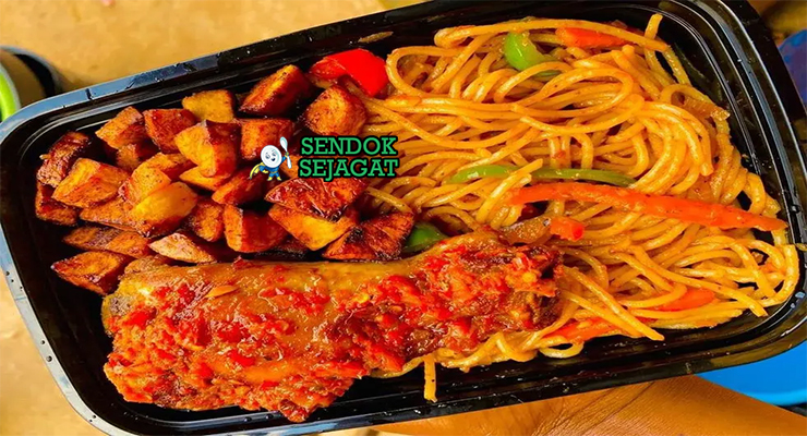 Jollof Spaghetti merah pekat ayam goreng sosis udang paprika scotch bonnet di piring besar