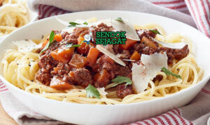 Kangaroo Bolognese spaghetti twirl saus tomat pekat parmesan rosemary di piring putih