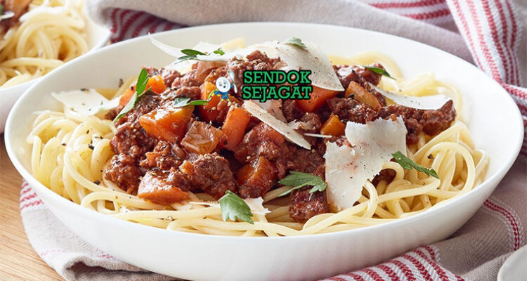 Kangaroo Bolognese spaghetti twirl saus tomat pekat parmesan rosemary di piring putih
