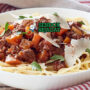 Kangaroo Bolognese spaghetti twirl saus tomat pekat parmesan rosemary di piring putih
