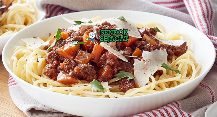 Kangaroo Bolognese spaghetti twirl saus tomat pekat parmesan rosemary di piring putih