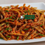 Kapenta Stew ikan kecil saus tomat bawang cabai kaldu di mangkuk saji