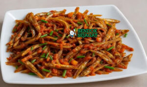 Kapenta Stew ikan kecil saus tomat bawang cabai kaldu di mangkuk saji