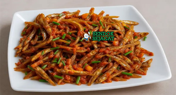 Kapenta Stew ikan kecil saus tomat bawang cabai kaldu di mangkuk saji