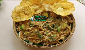 Karedok Segar Pedas Khas Sunda Jawa Barat Karedok sayur mentah segar timun kacang panjang kemangi bumbu kacang pedas kerupuk emping