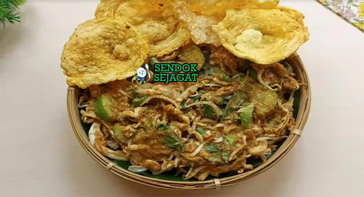 Karedok sayur mentah segar timun kacang panjang kemangi bumbu kacang pedas kerupuk emping