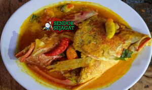 Kari Kepala Ikan kuah santan kuning kepala kakap utuh belimbing wuluh andaliman di mangkuk