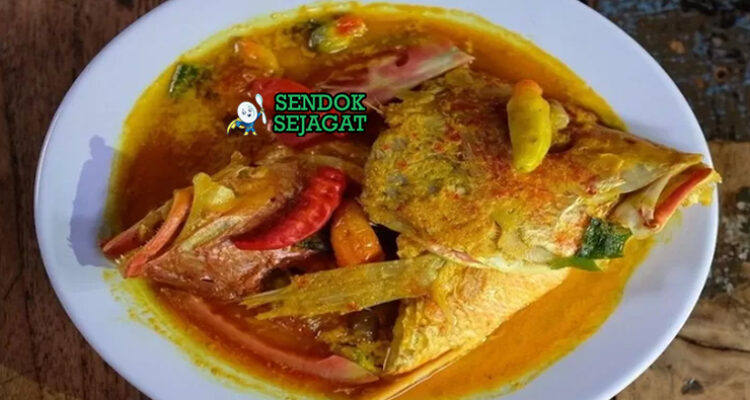 Kari Kepala Ikan kuah santan kuning kepala kakap utuh belimbing wuluh andaliman di mangkuk