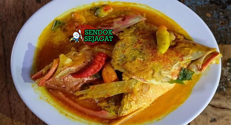 Kari Kepala Ikan kuah santan kuning kepala kakap utuh belimbing wuluh andaliman di mangkuk