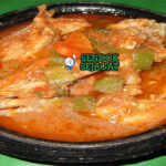 Kedjenou ayam tomat paprika kuah kental di mangkuk saji