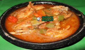Kedjenou ayam tomat paprika kuah kental di mangkuk saji
