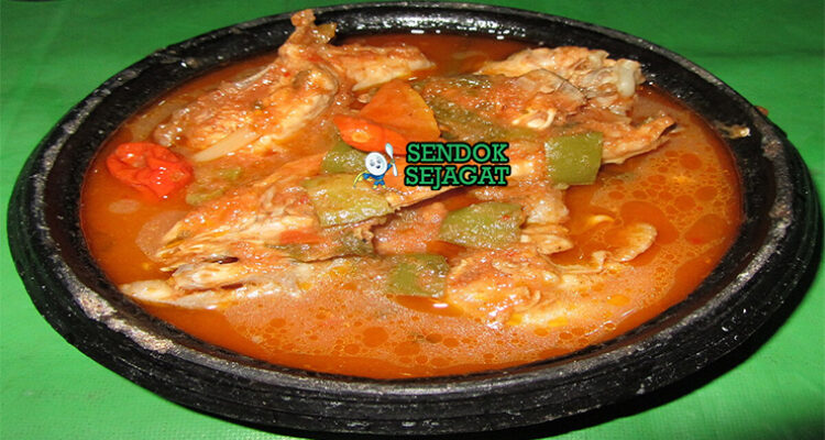 Kedjenou ayam tomat paprika kuah kental di mangkuk saji