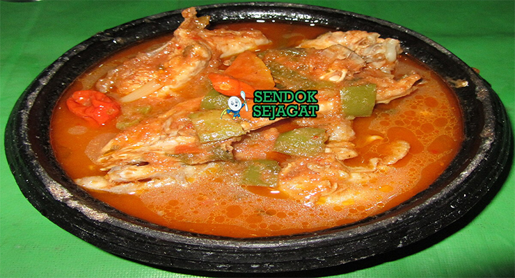 Kedjenou ayam tomat paprika kuah kental di mangkuk saji