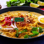 Khow Suey sup ayam santan mie topping bawang kacang di mangkuk