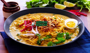 Khow Suey sup ayam santan mie topping bawang kacang di mangkuk