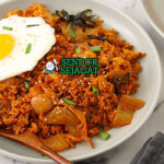 Kimchi Bokkeumbap nasi merah pedas kimchi telur runny nori wijen daun bawang di wajan panas