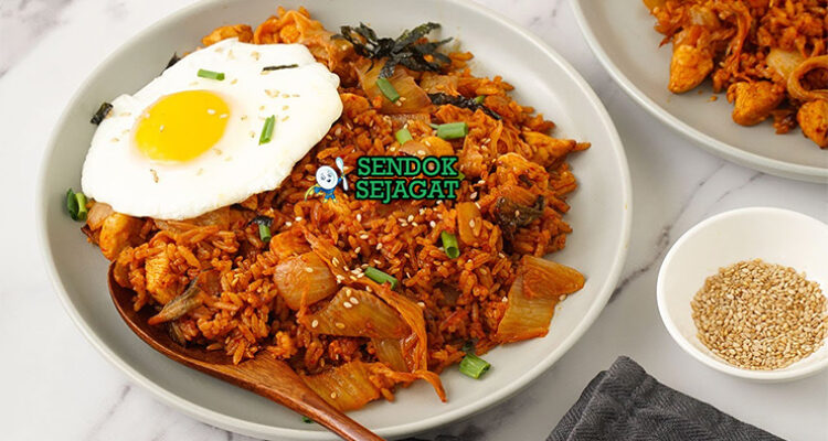 Kimchi Bokkeumbap nasi merah pedas kimchi telur runny nori wijen daun bawang di wajan panas