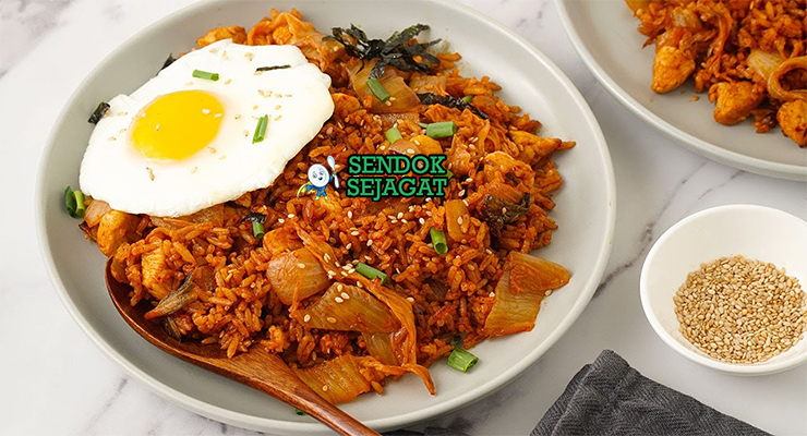Kimchi Bokkeumbap nasi merah pedas kimchi telur runny nori wijen daun bawang di wajan panas