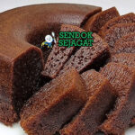 Kue Sarang Semut berlubang karamel manis iris di piring saji