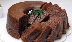 Kue Sarang Semut berlubang karamel manis iris di piring saji