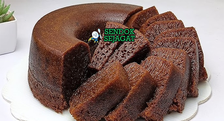Kue Sarang Semut berlubang karamel manis iris di piring saji